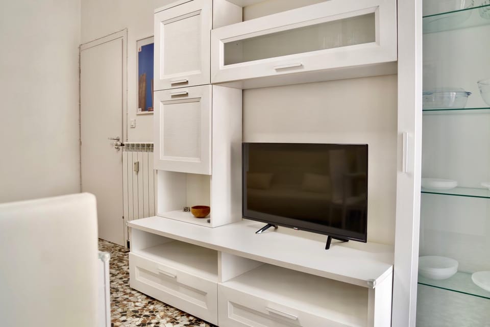 TV and multimedia, Seating area, wardrobe