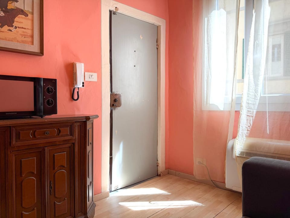 Living room, Photo of the whole room, Seating area, microwave