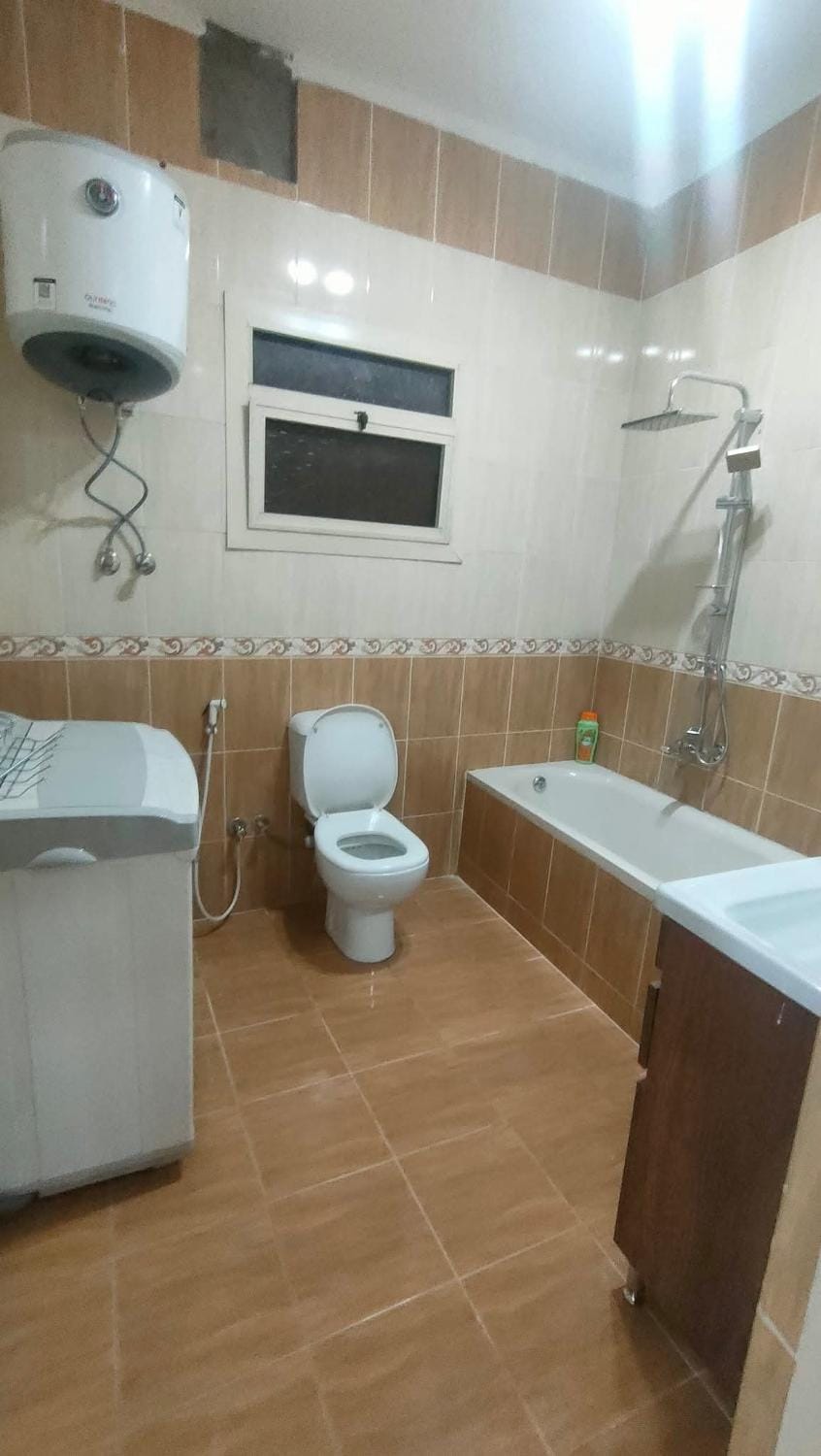 بفضل الله شقه فندقيه مكيفه ونت وحارس عقار تري النيل Apartment in Cairo Governorate