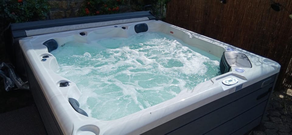 Hot Tub, Hot Tub