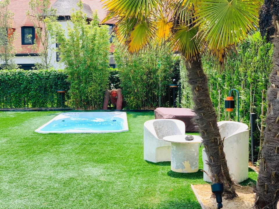 Spring, Day, Natural landscape, Garden, Garden view, Pool view, Swimming pool, sunbed