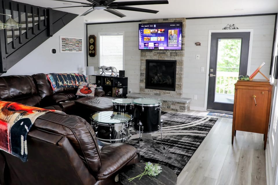 TV and multimedia, Living room, Seating area, fireplace