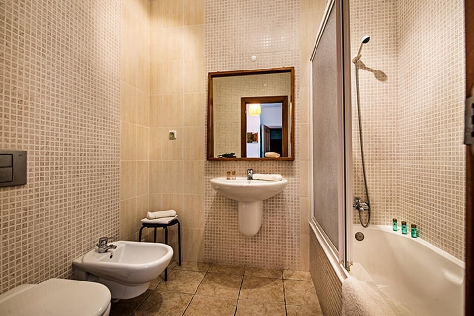 Shower, Toilet, Bathroom, Bath, bidet, towels