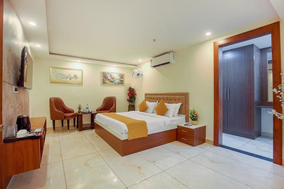 Bed, TV and multimedia, Photo of the whole room, Seating area, Bedroom, air conditioner