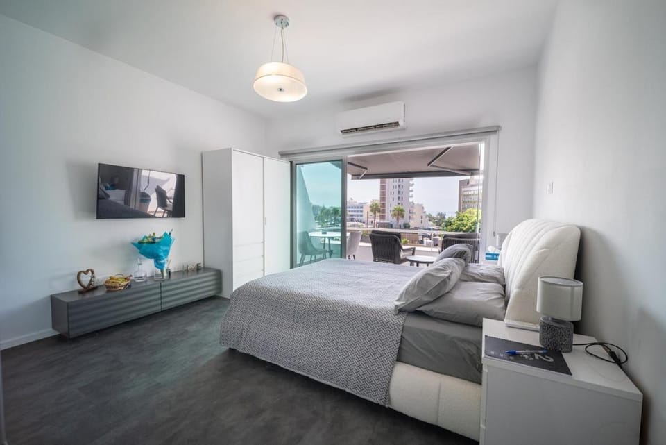 TV and multimedia, Photo of the whole room, Bedroom