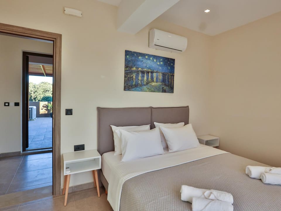 Bed, Photo of the whole room, Bedroom, towels, air conditioner