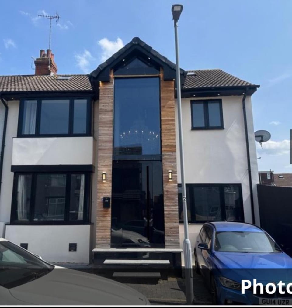 Elegant 6 bedroom Family Home, 2x corner Jacuzzi bath in LUTON House in Luton