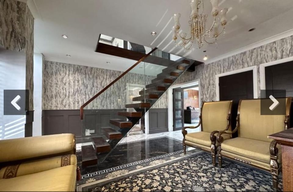Elegant 6 bedroom Family Home, 2x corner Jacuzzi bath in LUTON House in Luton