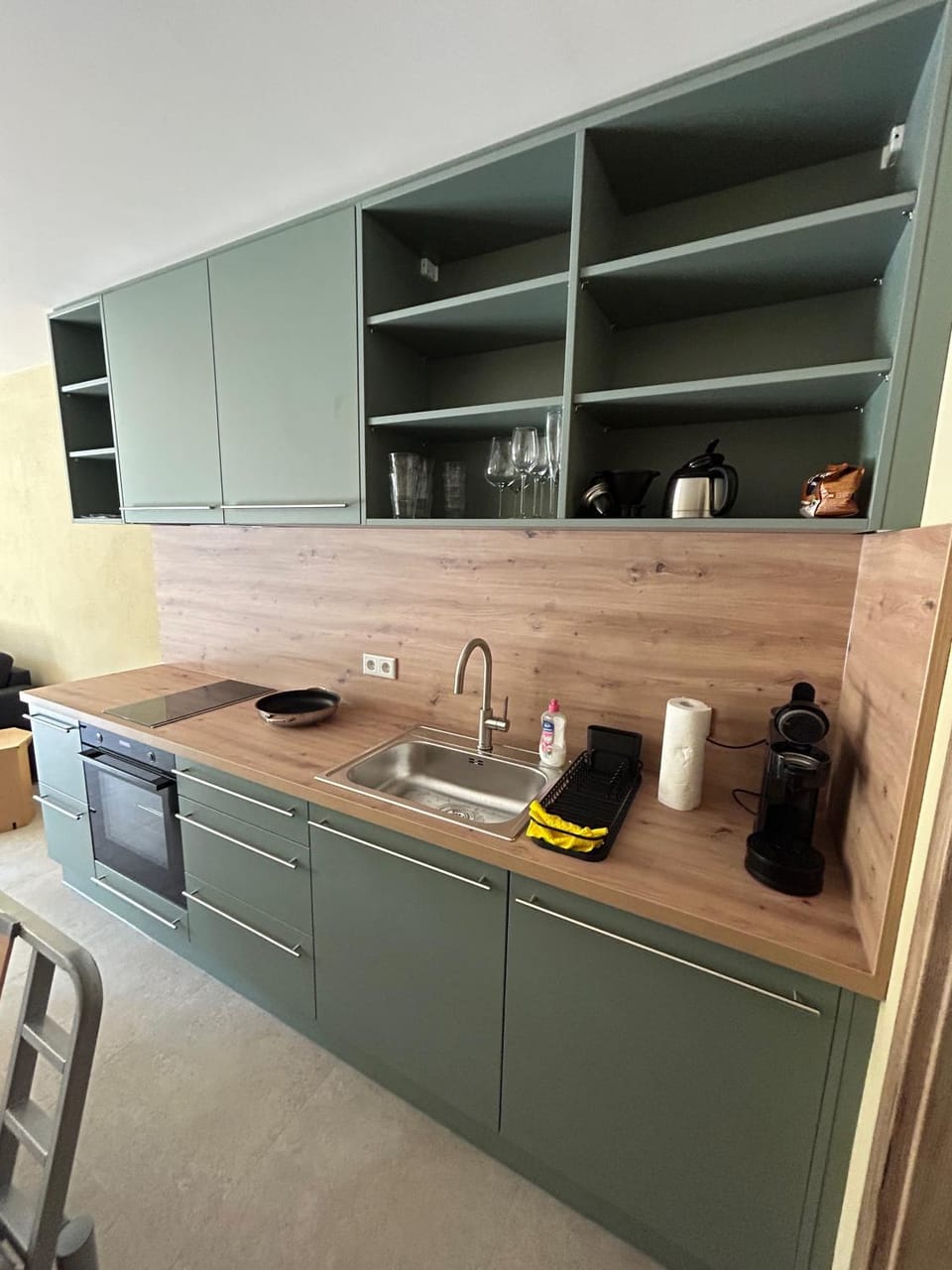 Coffee/tea facilities, Kitchen or kitchenette, stove