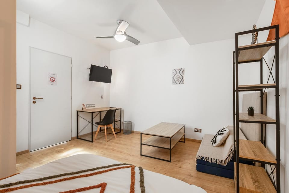 Communal lounge/ TV room, Bed, TV and multimedia, Photo of the whole room, Decorative detail, Seating area, Bedroom