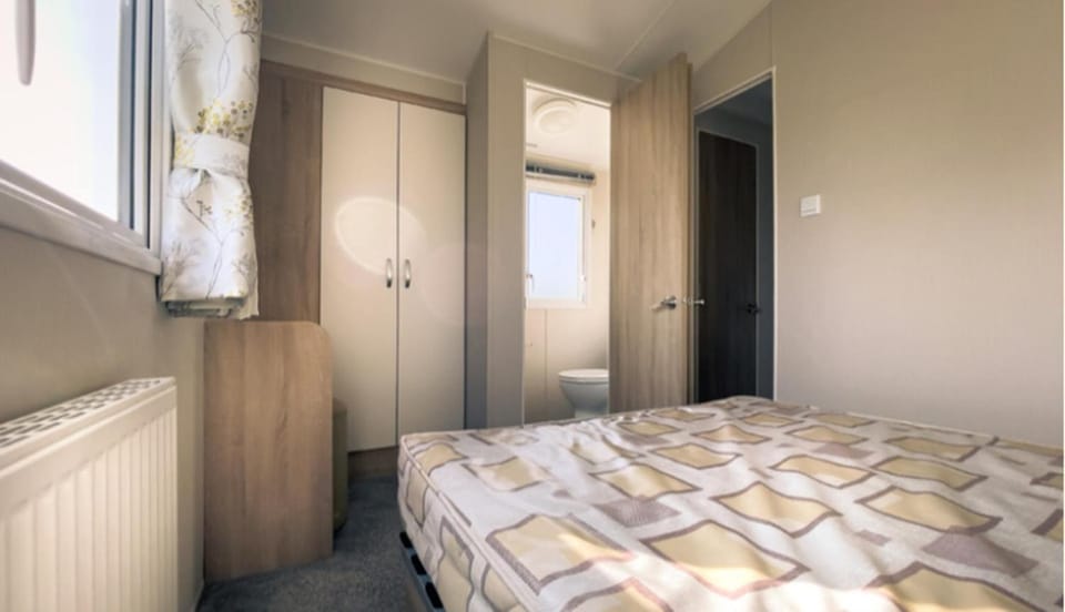 Toilet, Bed, Bedroom, wardrobe