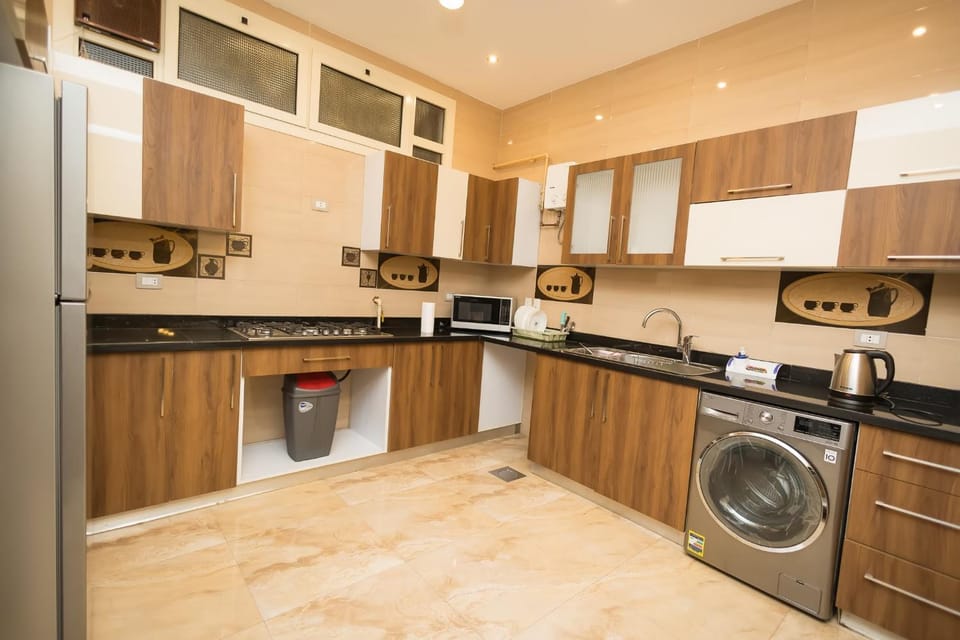 Kitchen or kitchenette, minibar, washing machine