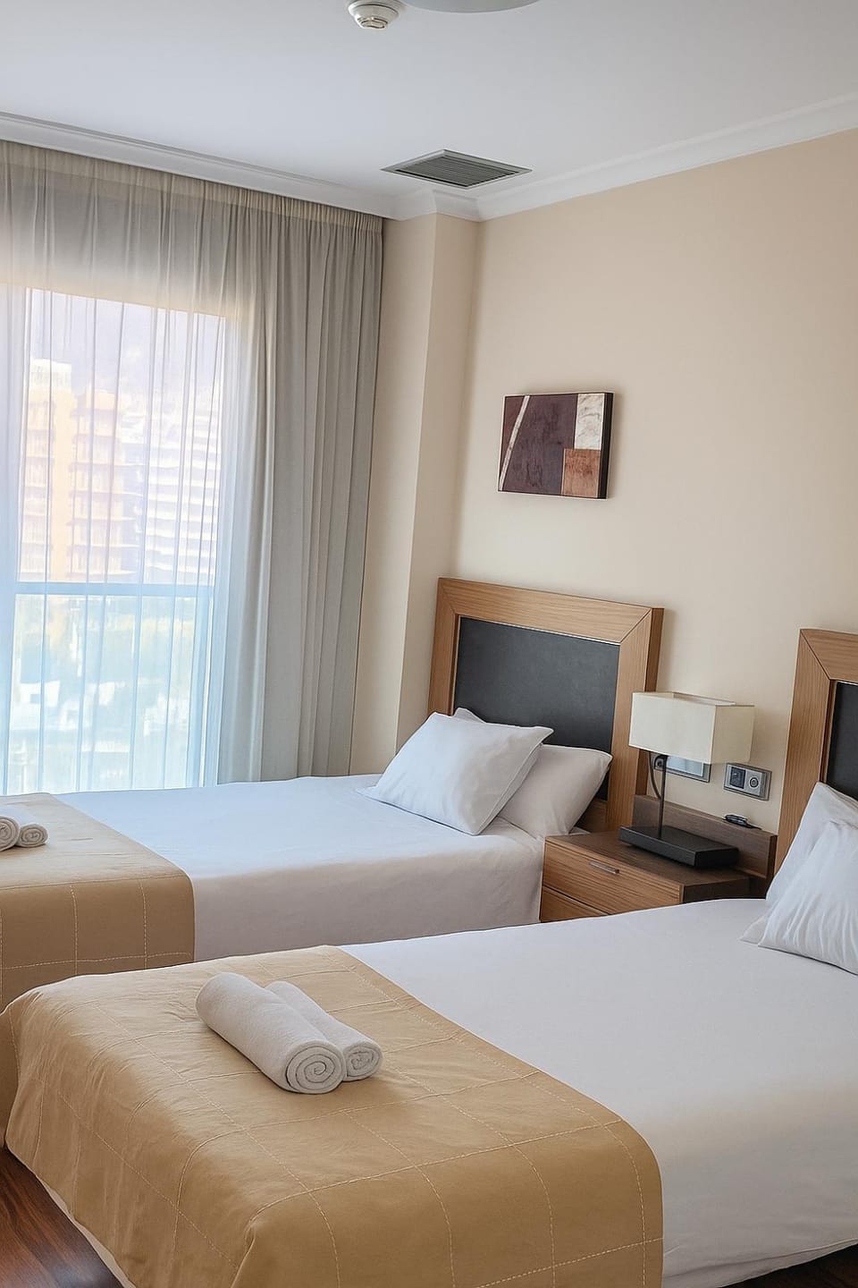 Bed, Bedroom, towels