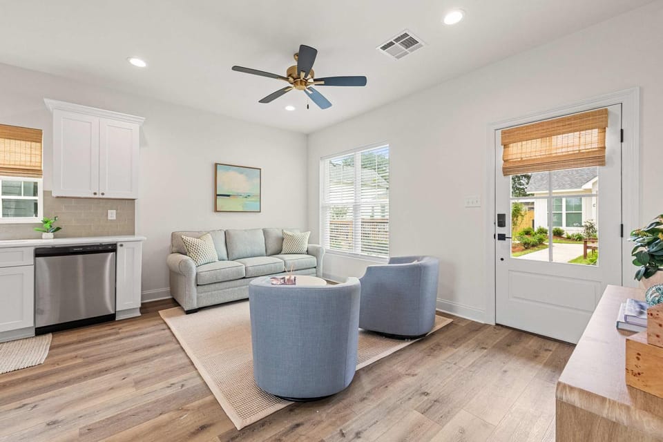 Fairway Cottage 2BR Retreat Near Sportsplex House in Broussard
