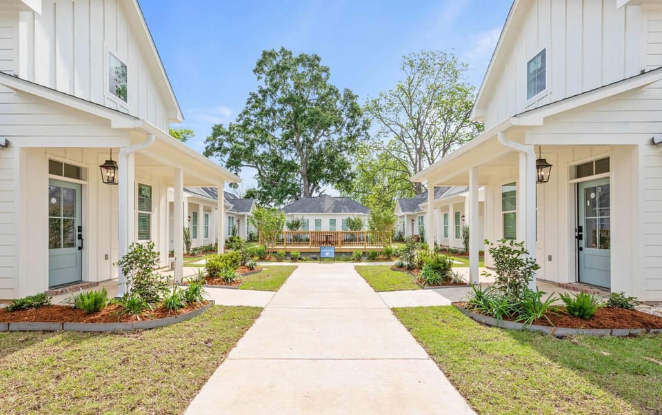 Fairway Cottage 2BR Retreat Near Sportsplex House in Broussard