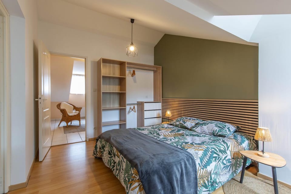 Photo of the whole room, Bedroom