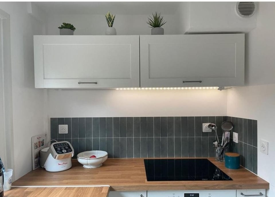 Coffee/tea facilities, Kitchen or kitchenette, stove