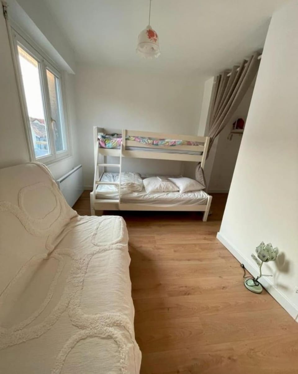 Bedroom, bunk bed