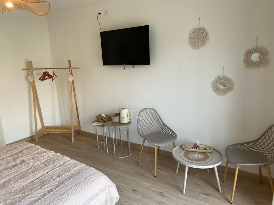 TV and multimedia, Seating area, Bedroom