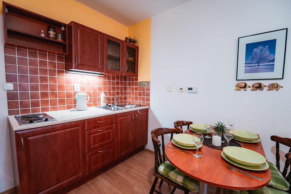 Kitchen or kitchenette, Dining area
