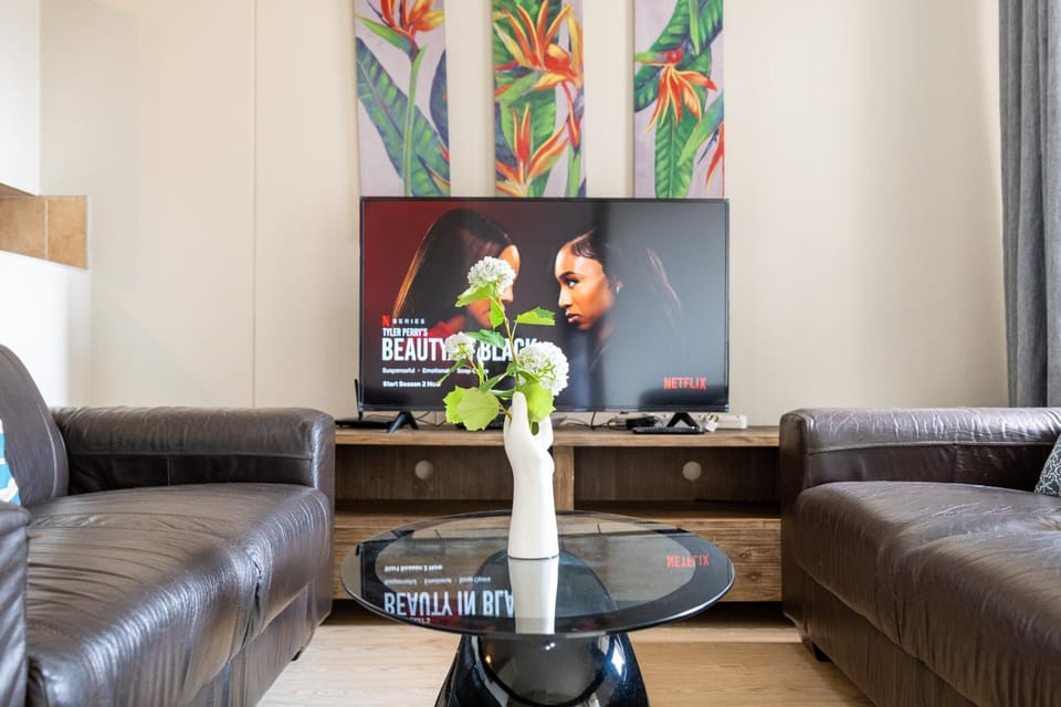 Communal lounge/ TV room, TV and multimedia, Living room, Seating area