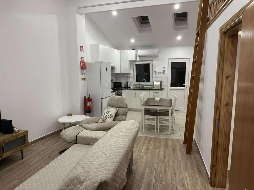 TV and multimedia, Kitchen or kitchenette, Seating area, Dining area, oven, stove
