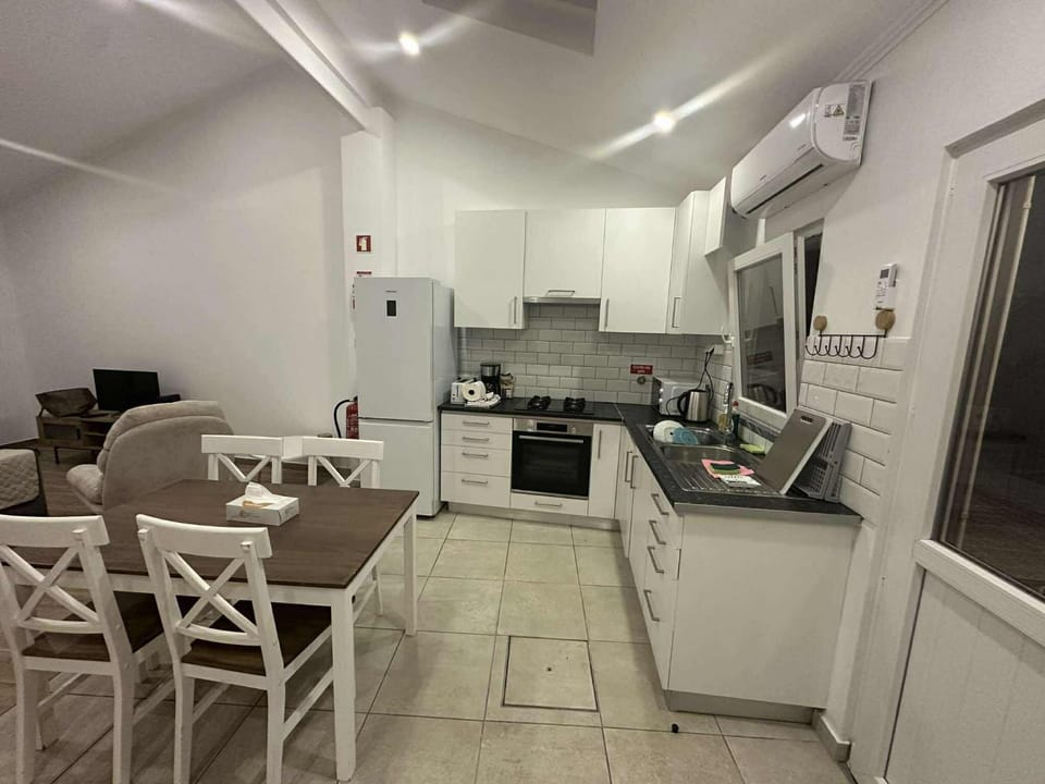 Kitchen or kitchenette, Dining area, dishwasher, minibar, oven, stove, toaster