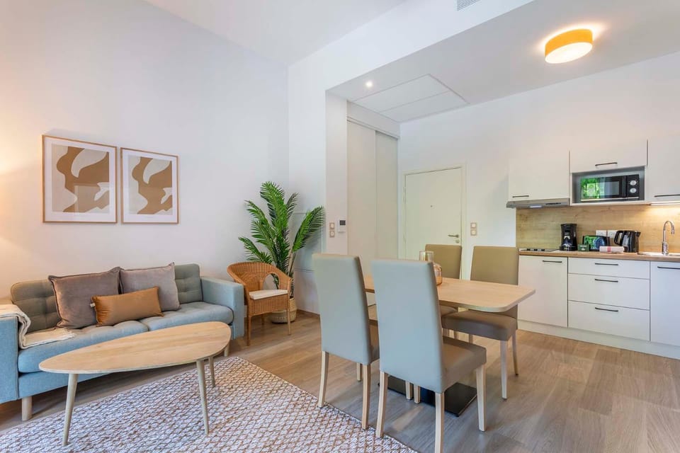 Kitchen or kitchenette, Living room, Seating area, Dining area, stove