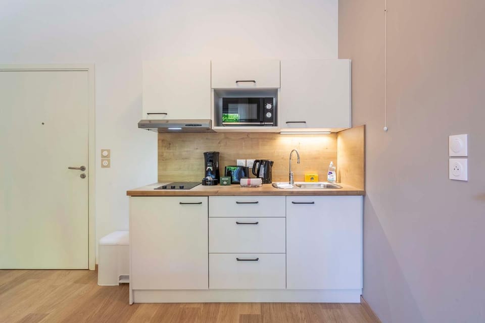 Coffee/tea facilities, Kitchen or kitchenette, stove