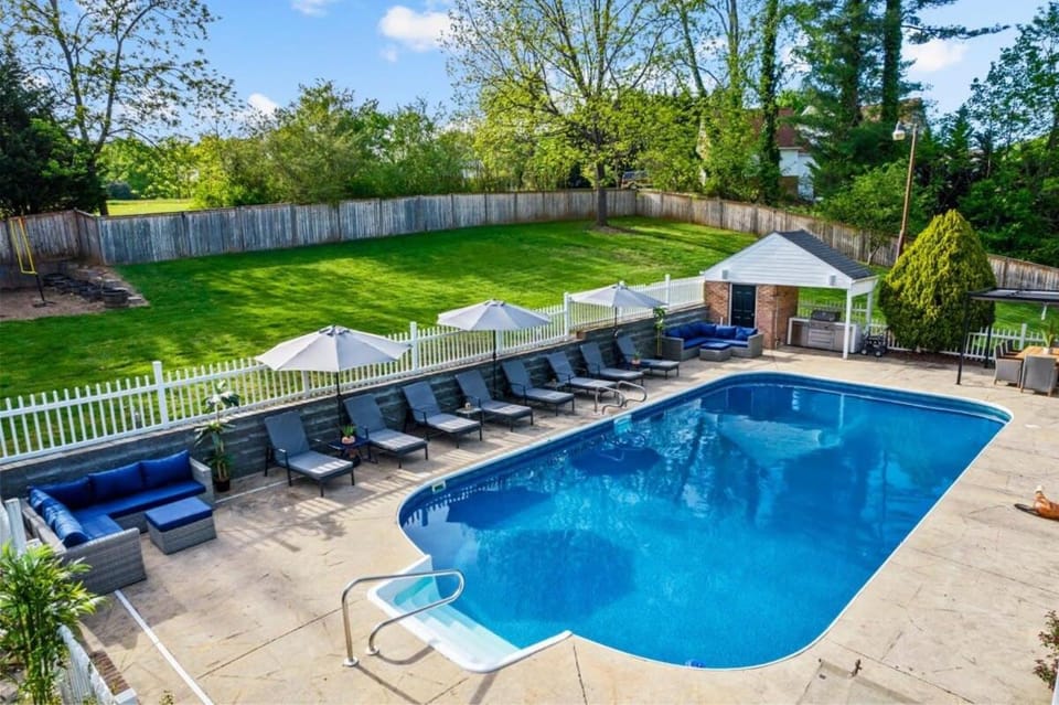 Wild West Pool Sportcourt Hot Tub Fire Pit House in Upper Hominy