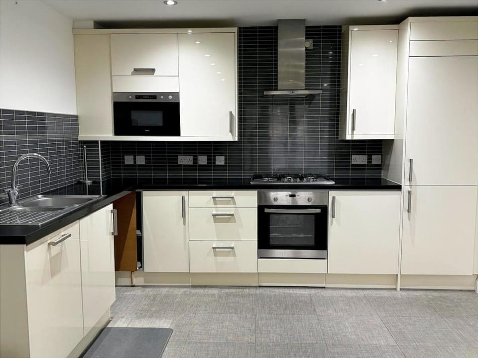 Kitchen or kitchenette, dishwasher, oven