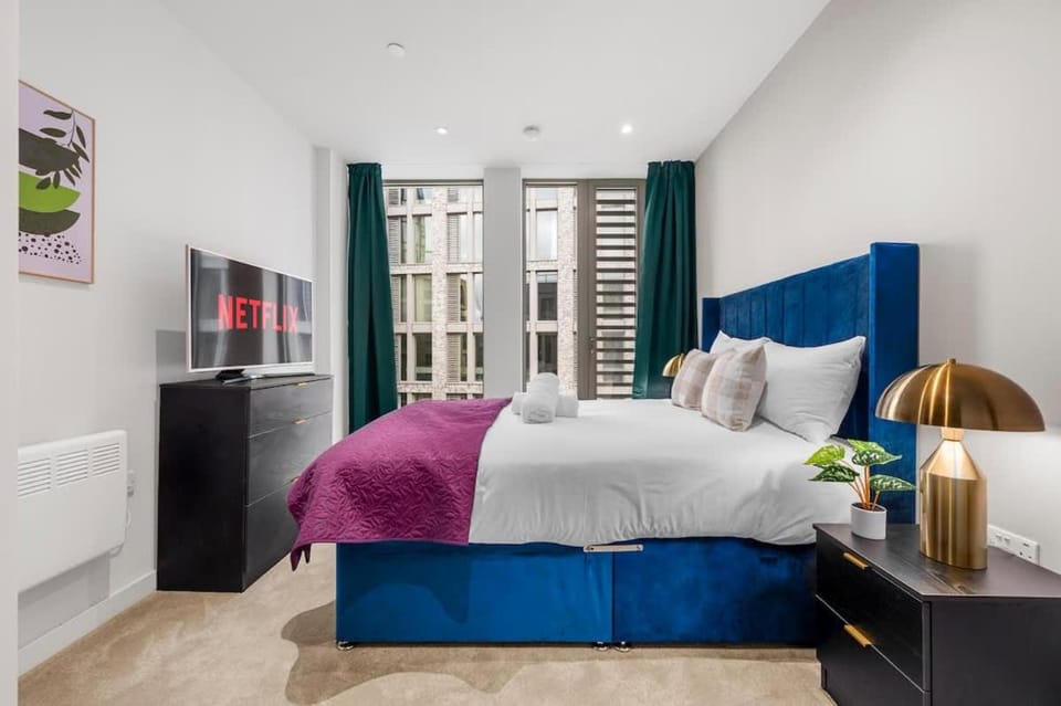 Bed, TV and multimedia, Bedroom