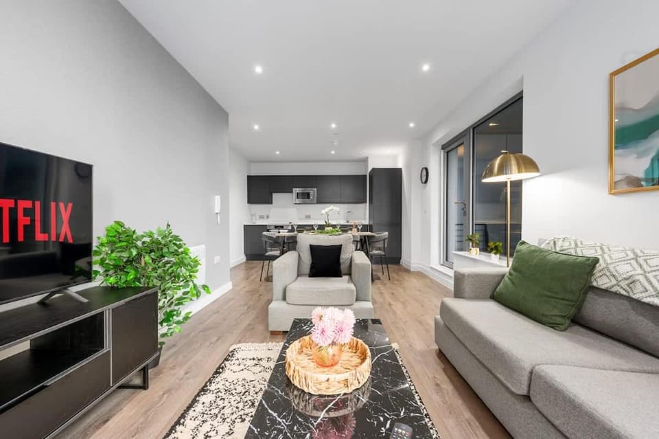 TV and multimedia, Kitchen or kitchenette, Living room, Seating area, Dining area