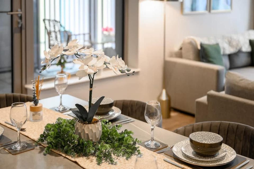 Seating area, Dining area