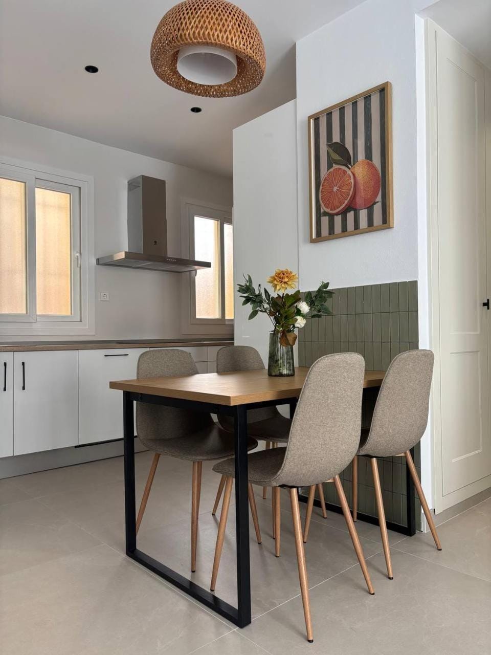 Kitchen or kitchenette, Dining area