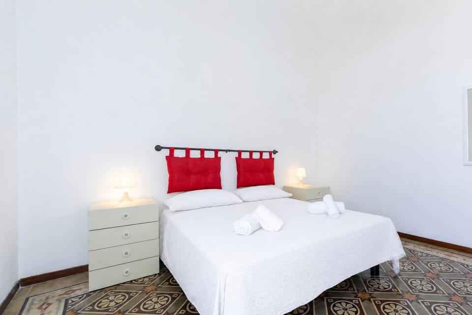 Hostdomus - Marine Sea View Apartment in Finale Ligure