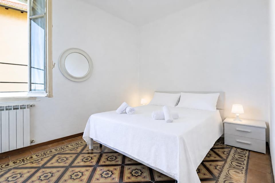 Hostdomus - Marine Sea View Apartment in Finale Ligure