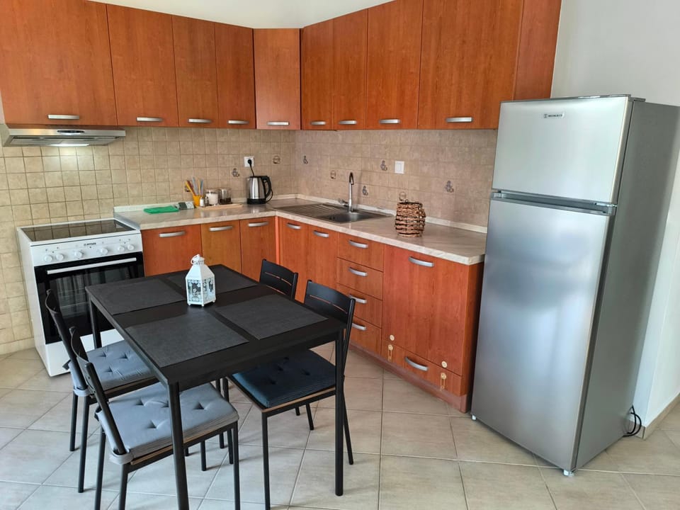 Kitchen or kitchenette, Dining area, oven, stove