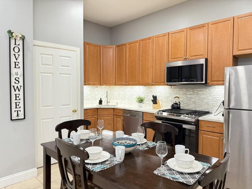 Coffee/tea facilities, Kitchen or kitchenette, Dining area, dishwasher, oven, pet friendly, stove, toaster