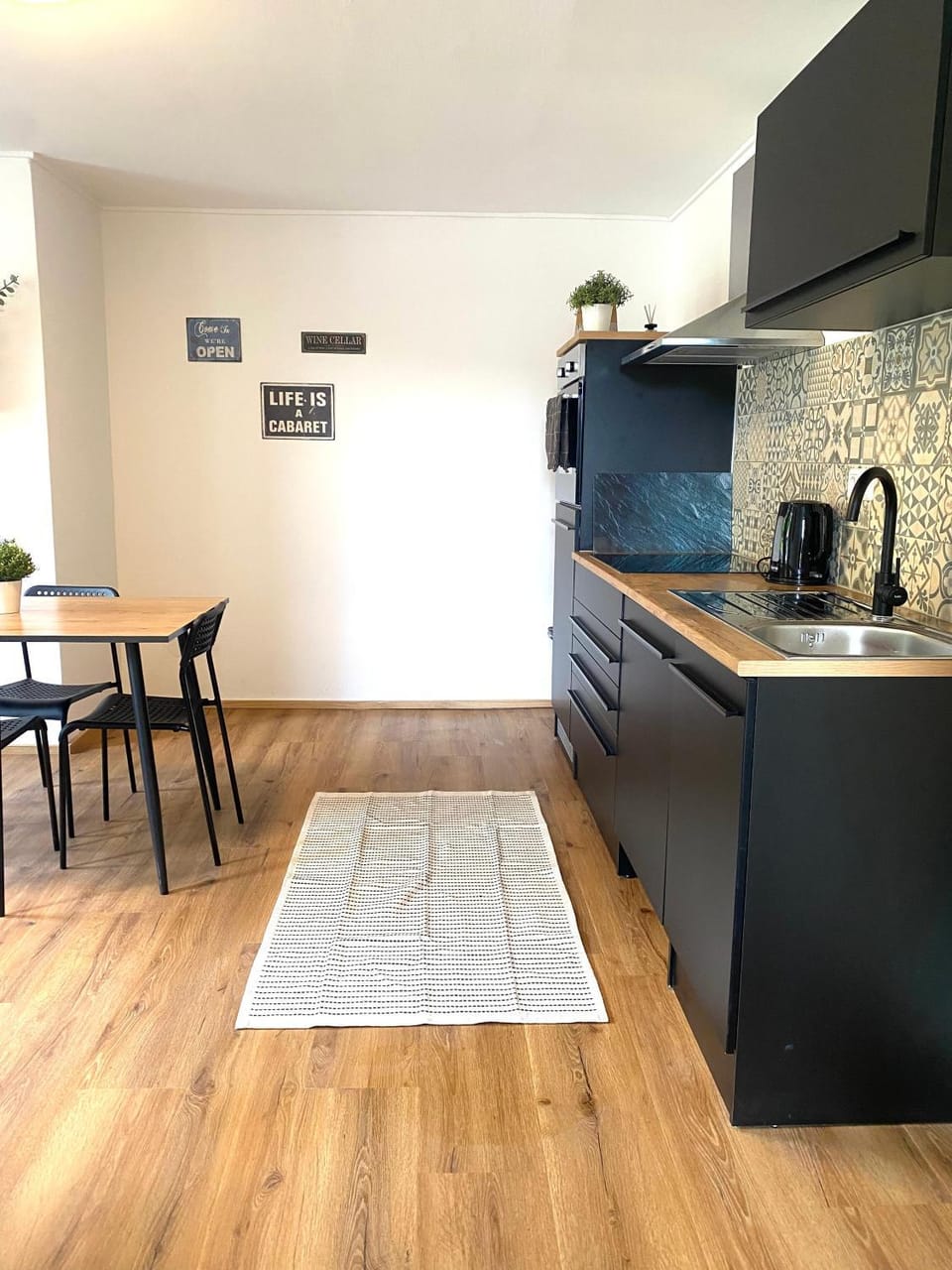 Dining area, kitchen