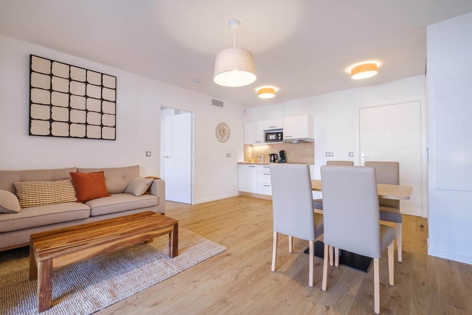 Kitchen or kitchenette, Living room, Seating area, Dining area, stove