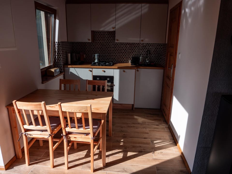 Kitchen or kitchenette, Dining area