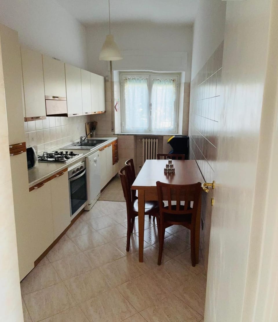 Kitchen or kitchenette, Dining area, stove