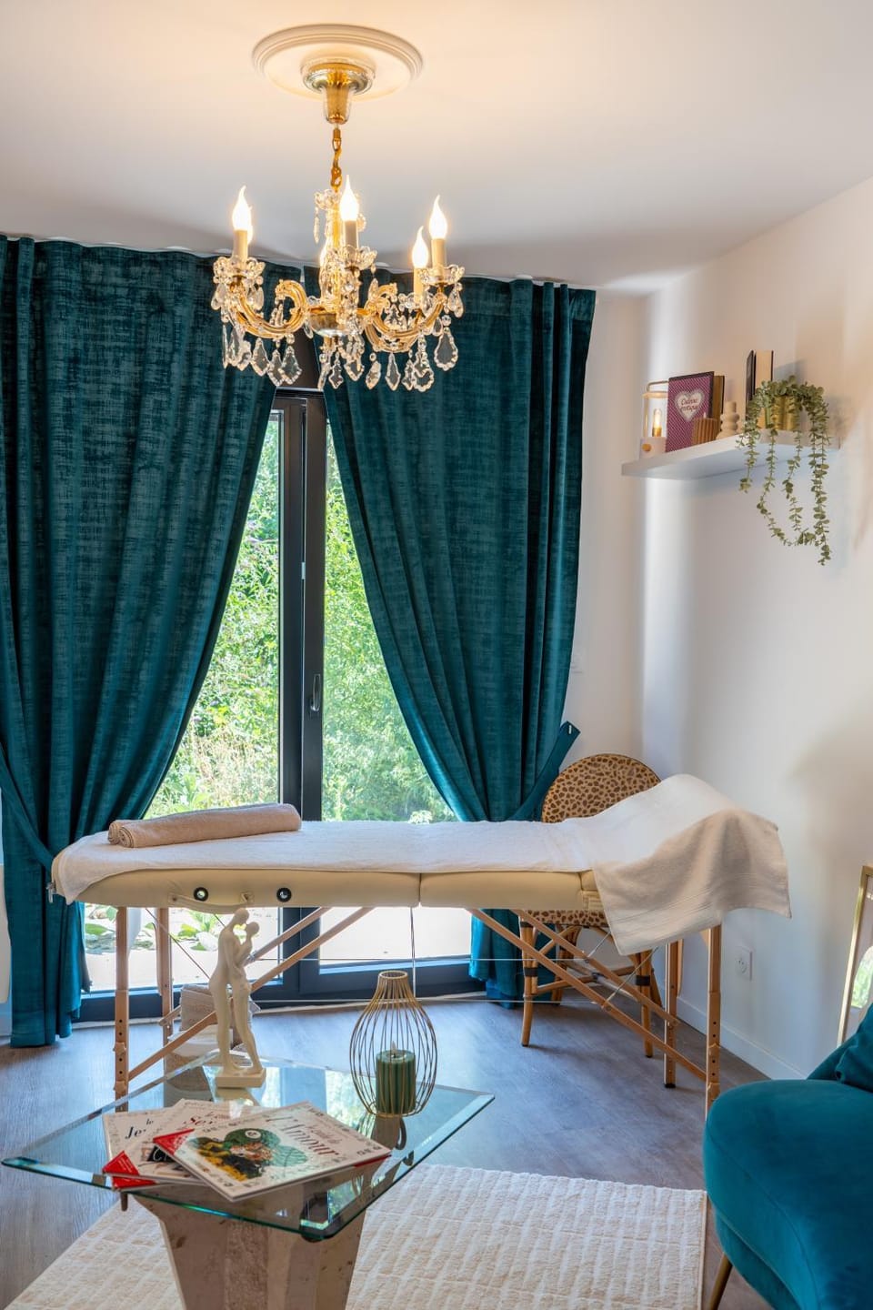 Massage, Living room