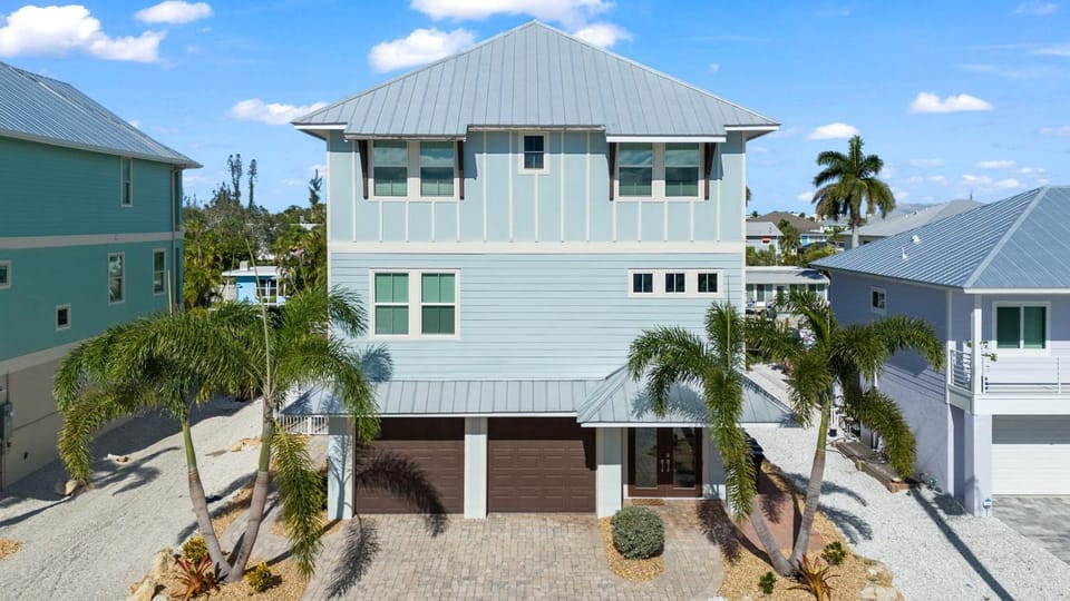 143 Catch and Relax- 5BR Home with Pool & Spa! home House in Estero Island