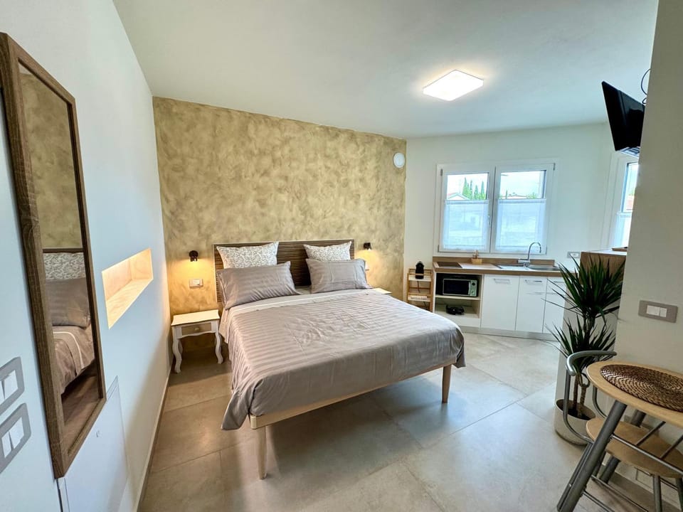 Bed, TV and multimedia, Photo of the whole room, Dining area, Bedroom