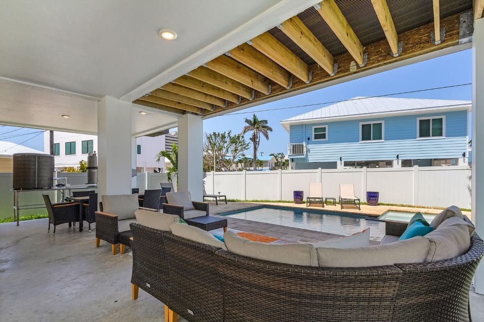 209 Seabreeze Escape- NEW Spacious 5-Bedroom Pool Home home House in Estero Island