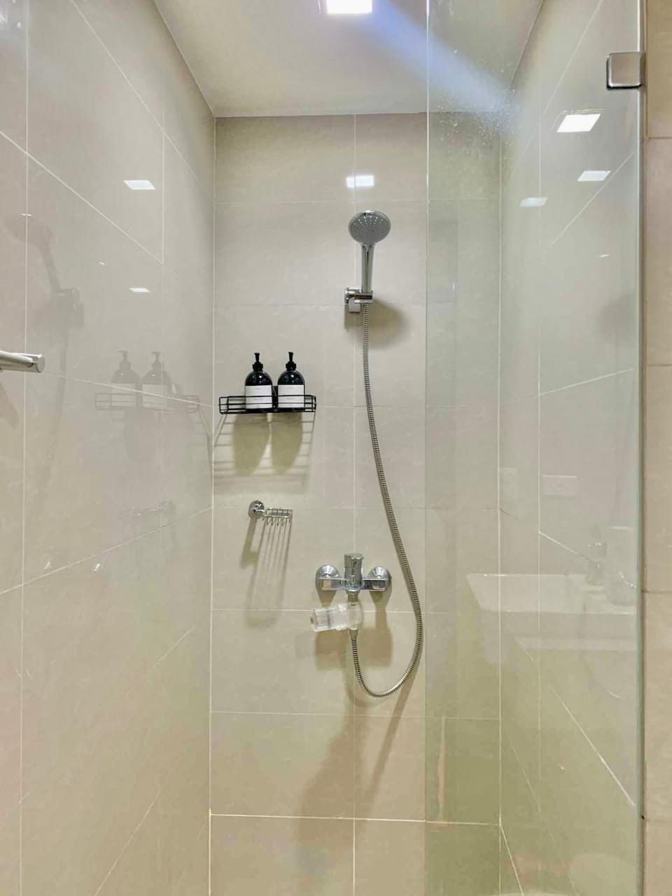 Bright Corner 2BR Suite with Bathtub Uptown BGC Apartment in Makati