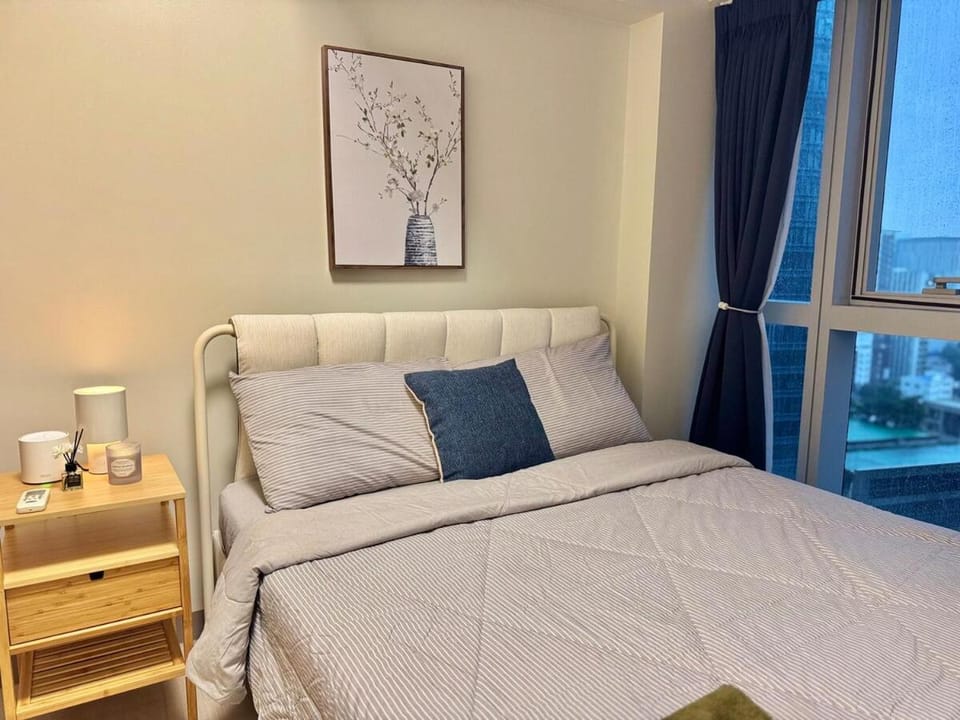Bright Corner 2BR Suite with Bathtub Uptown BGC Apartment in Makati