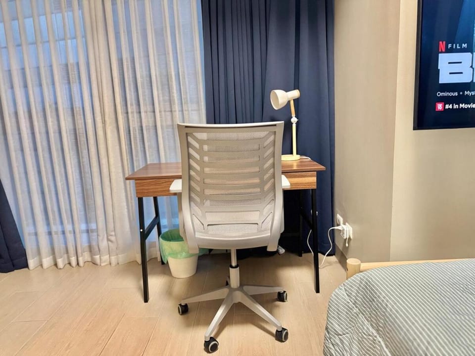 Bright Corner 2BR Suite with Bathtub Uptown BGC Apartment in Makati